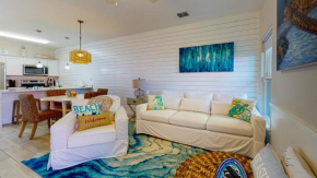 BC102 Beautifully Decorated Townhome, Heated Shared Pool, 1 Minute to Beach